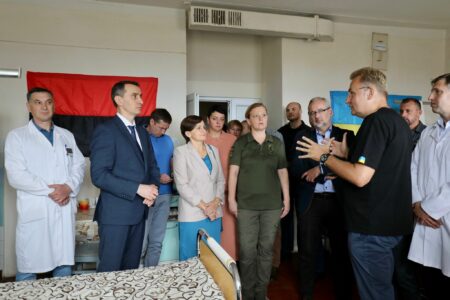 Plują nam w twarz a PiS, spełnia ich każde żądania. Niedzielski nadskakuje Ukraińcom pod banderowską flagą. Kuriozalne tłumaczenia Niedzielski i UPA