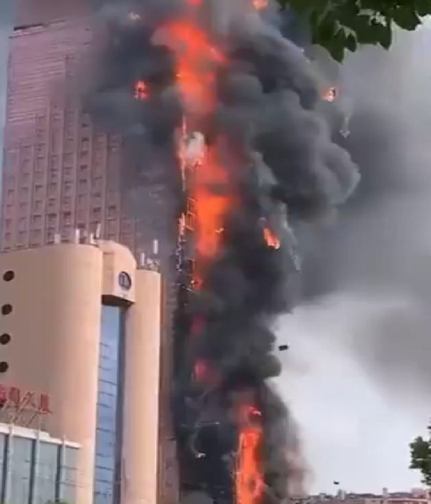 Chiny: Ogromny pożar 42 piętrowego wieżowca w mieście Changsha PozarChiny