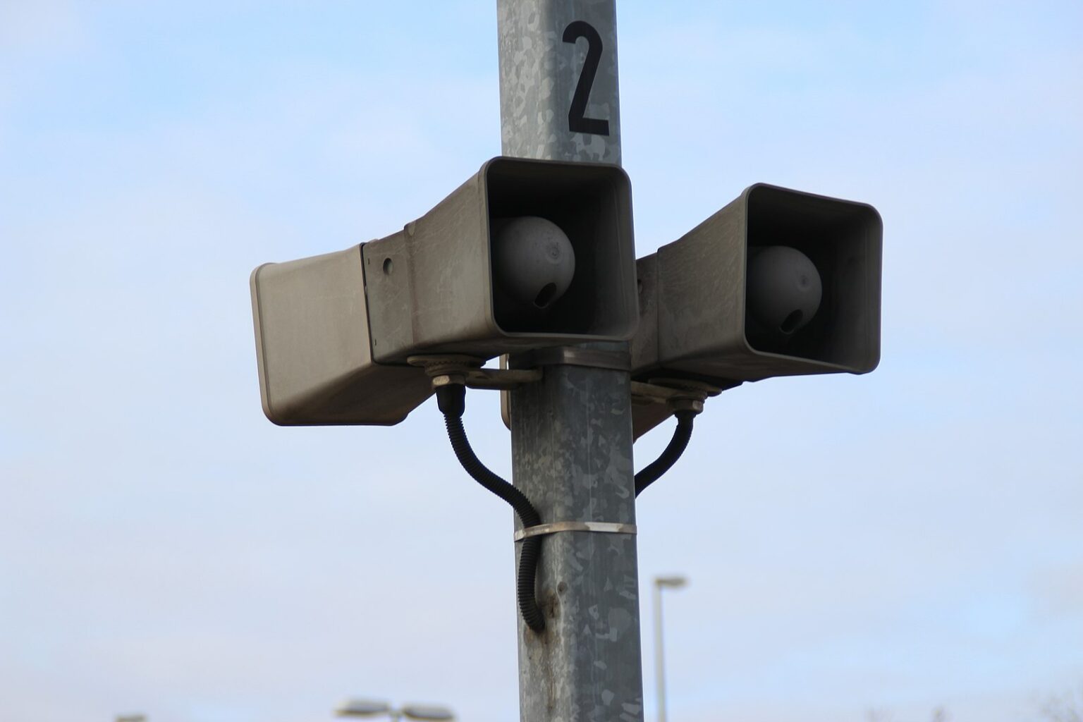 Rząd kupił 400 megafonów, by ostrzegać ludzi przed zagrożeniem nuklearnym 1620px Megafon am Bahnhof Beusselstrase e1666165788704