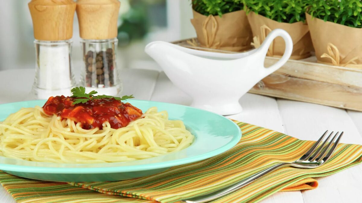 Jedzenie talez z makaronem restauracja