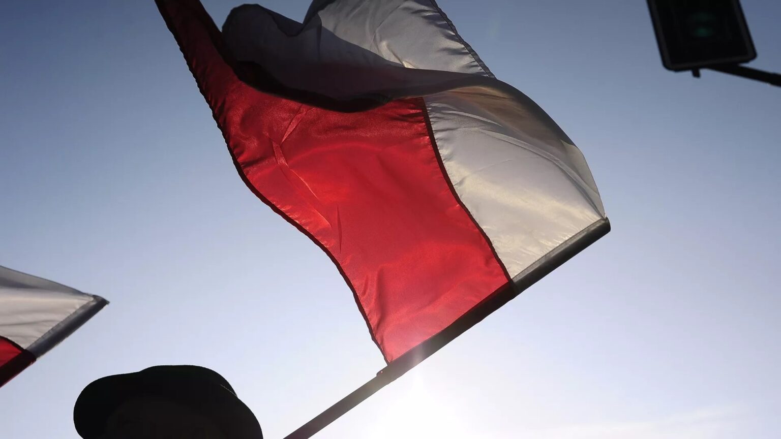 Chcą zmiany koloru polskiej flagi. Dokumenty są już u Prezydenta Andrzeja Dudy Flaga