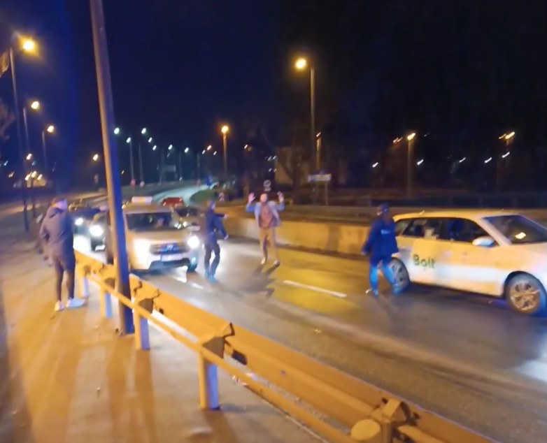 Szokujące sceny na ulicach Krakowa. Zatrzymywał taksówki, atakował kierowców 000GEPJGBBKY72OC C122 F4