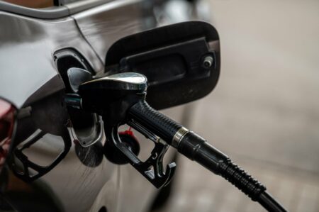 Od 6 grudnia obowiązuje nowy „pułap cenowy” na benzynę i Diesel. Ogromne zmiany dla polskich kierowców tansze tankowanie