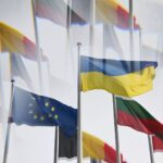 Rząd zdecydował w sprawie flagi UE. Grozi ci 5000 zł grzywny lub rok więzienia za jej znieważenie 3 Flaga Ukrainy i flaga z symbolami Unii Europejskiej UE