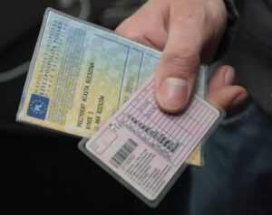 zdjecie dokumenty dowod rejestracyjny prawo jazdy 1024x813 1