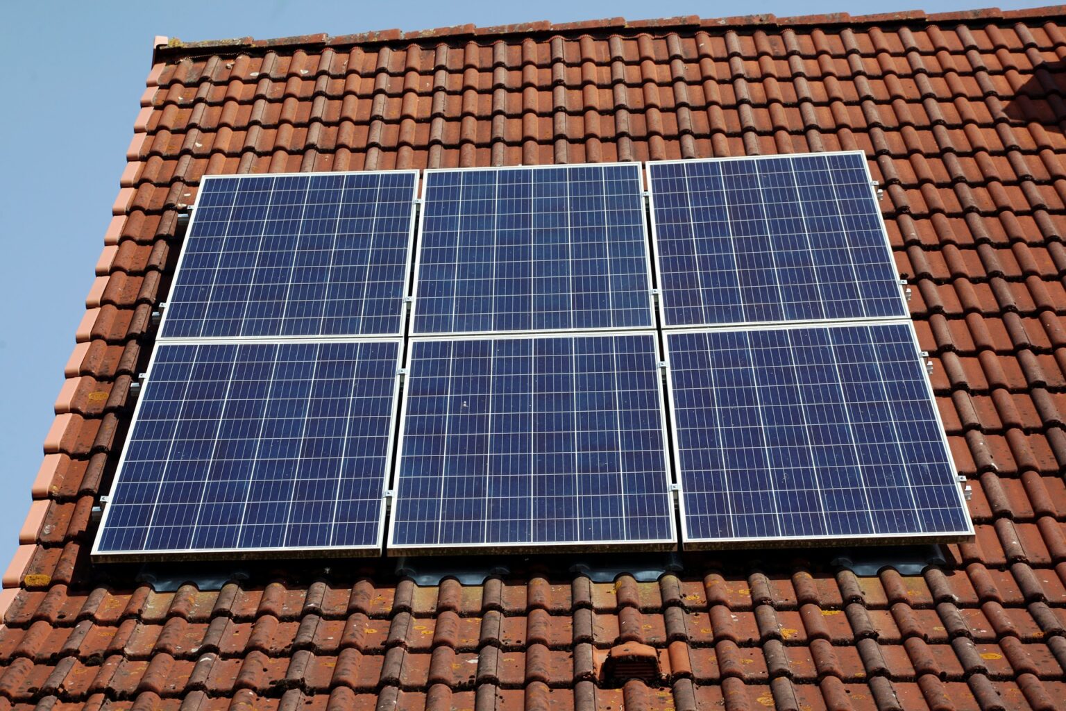 Fotowoltaika będzie obowiązkowa na każdym nowym domu. UE przekazała nowy plan solar panel 7016306 1920