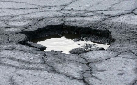 Senior wypełnił dziurę w jezdni. Został ukarany mandatem na kwotę 4000 złotych DziuraWDrodze