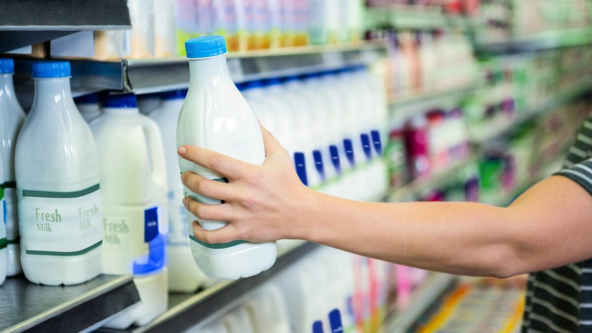 Surowe mleko coraz popularniejsze. Ma zapewnić odporność na grypę Mleko