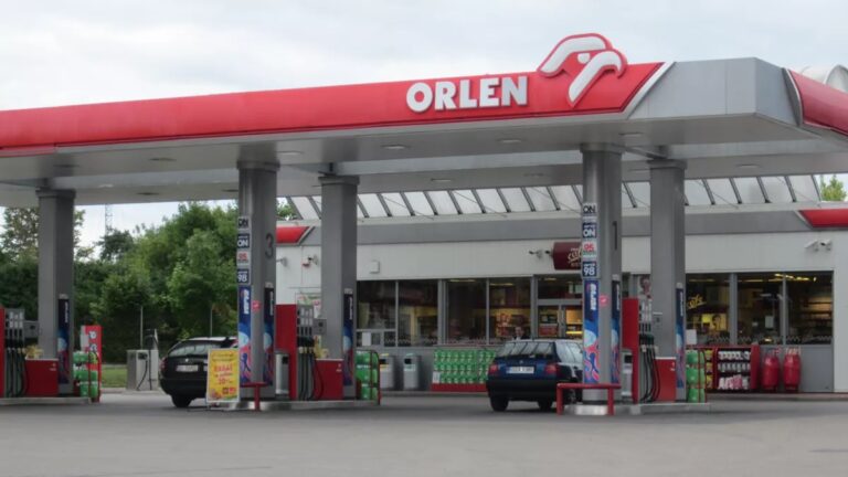 Zakaz sprzedaży alkoholu na stacjach? Dziś decyzja, która uderzy w miliony Polaków Orlen Stacja Paliw