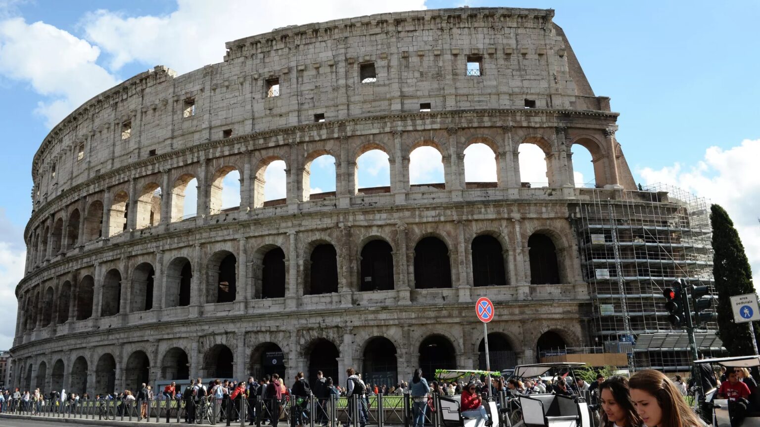 Rzym pełen Polaków. Ambasada RP ujawnia: jak uniknąć wysokich mandatów i kradzieży? koloseum rzym