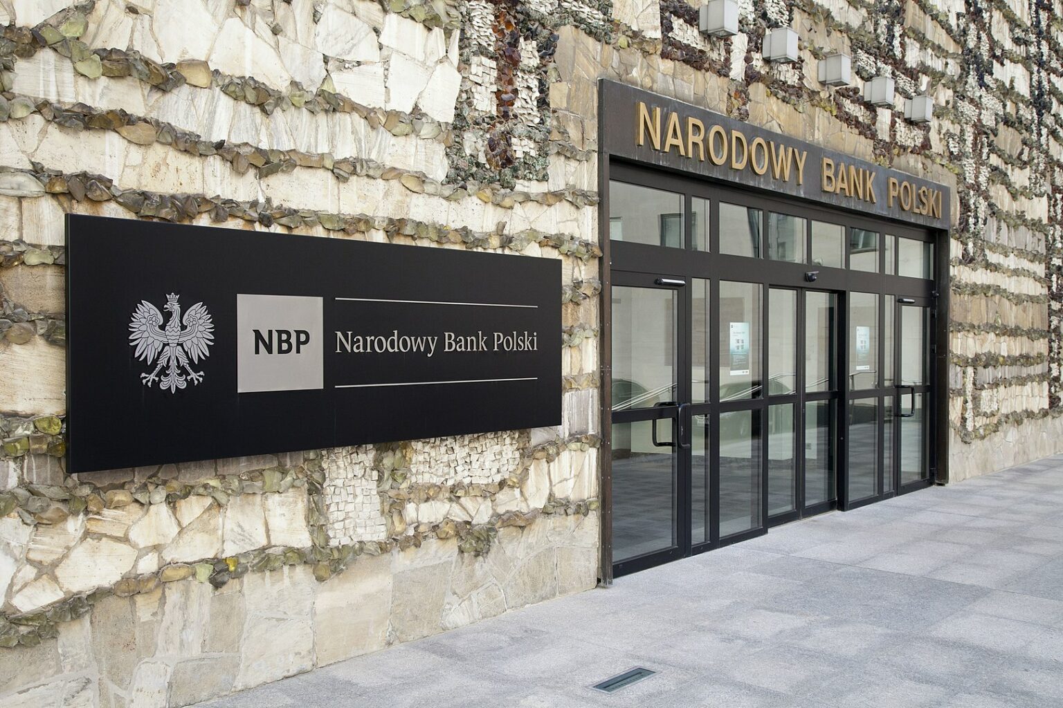 Narodowy Bank Polski wydał ostrzeżenie. Sprawdź swoje pieniądze 1620px NBP Entry AB
