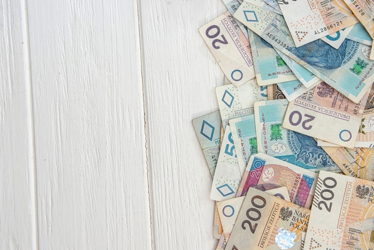 Dodatkowe 4300 złotych dla wszystkich pracujących Polaków. Historyczna decyzja! PieniadzePolDodatek