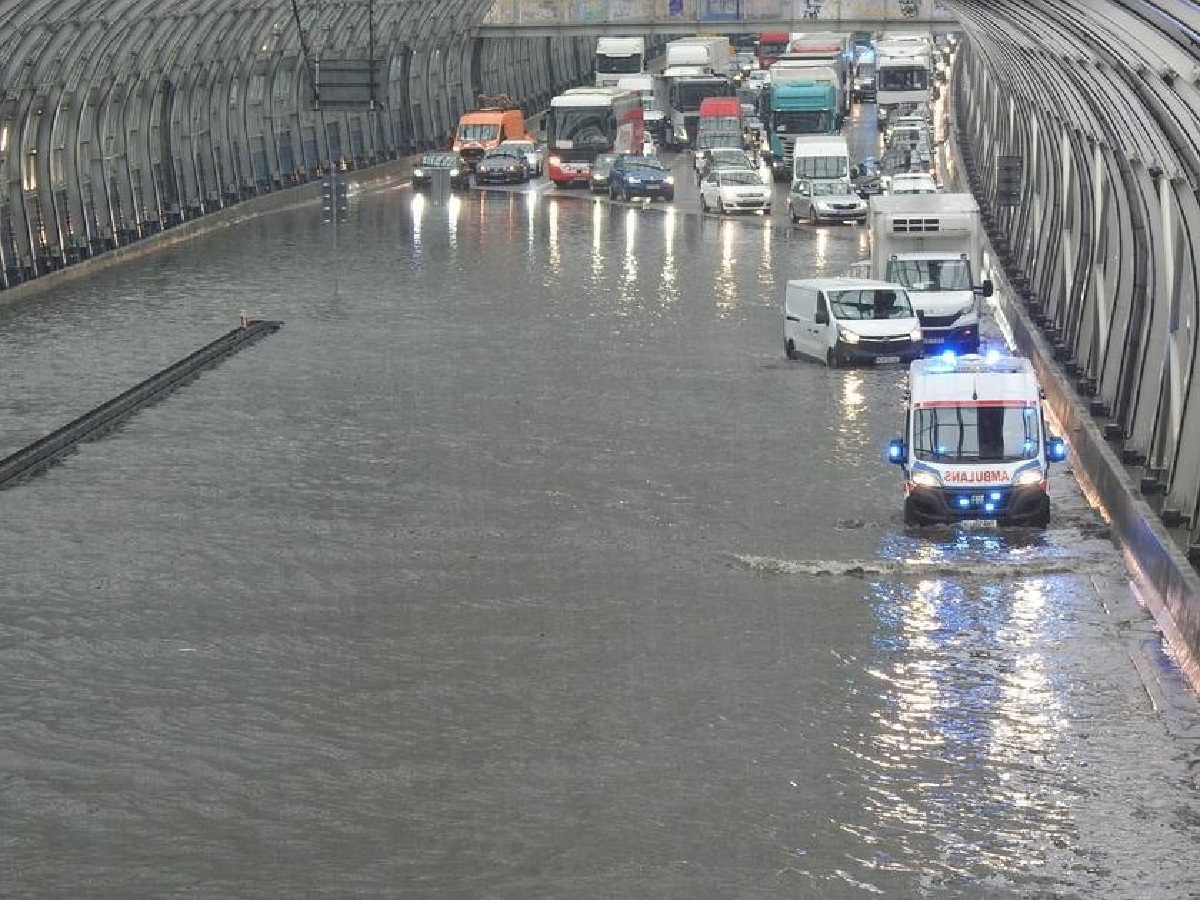 WARSZAWA WYSYŁA KOMUNIKAT Z OSTRZEŻENIEM. PO ULEWIE TRASA S8 CAŁKOWICIE ZALANA! 1 WarszawaZalana