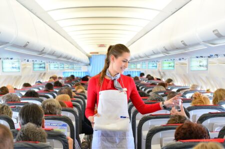 Stewardesa nagrała, jak podgrzewa się jedzenie w samolocie. Film hitem w sieci 1627px Cabin crew service 4 14171528370