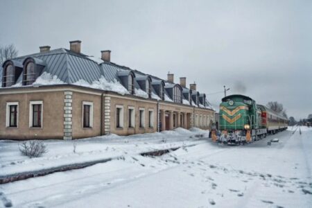 Mróz rozłupał szynę pod Krakowem. PILNE zmiany w rozkładach: paraliż ruchu na kluczowej trasie Pociag zima