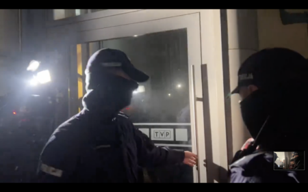 Politycy PiS w siedzibie TVP. Do telewizji przyjechała Policja TVP