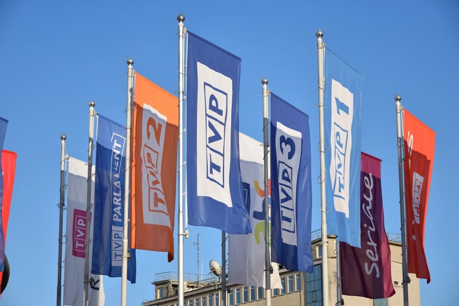 Donald Tusk zablokuje TVP? Dziennikarze ostrzegają premiera TVPflagi