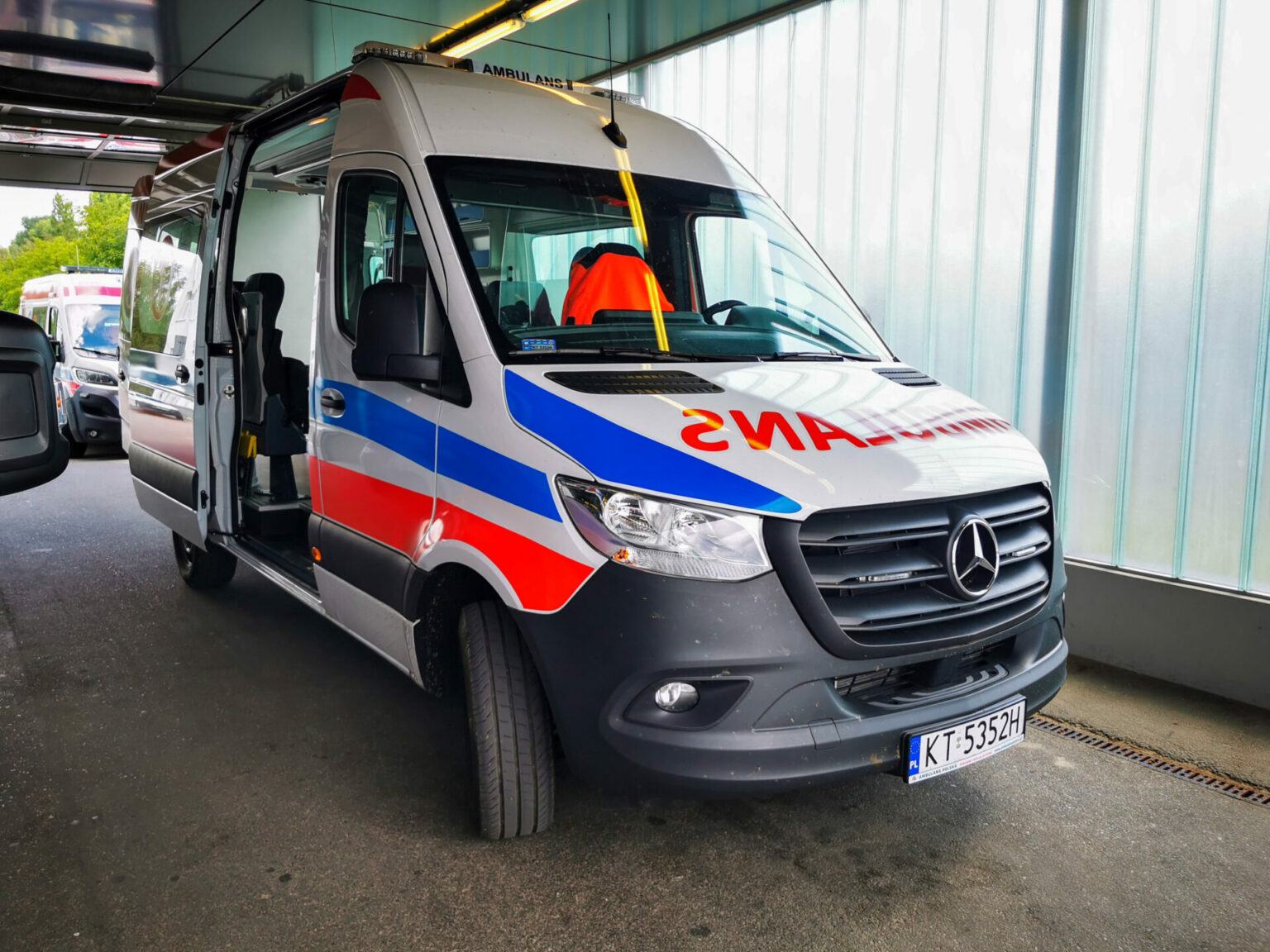 Trwa pilna akcja w kopalni Knurów. Ratownicy 50 metrów od zaginionego górnika! karetki