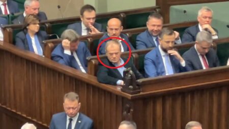 Tusk odprowadził Kaczyńskiego wzrokiem. Wszystko uchwyciły kamery TuskKaczyn