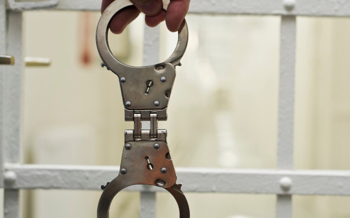 ABC: Nastolatek w USA podejrzany o zabicie rodziców, którzy przygotowywali zamach na Trumpa Kara pozbawienia wolnosci kajdanki