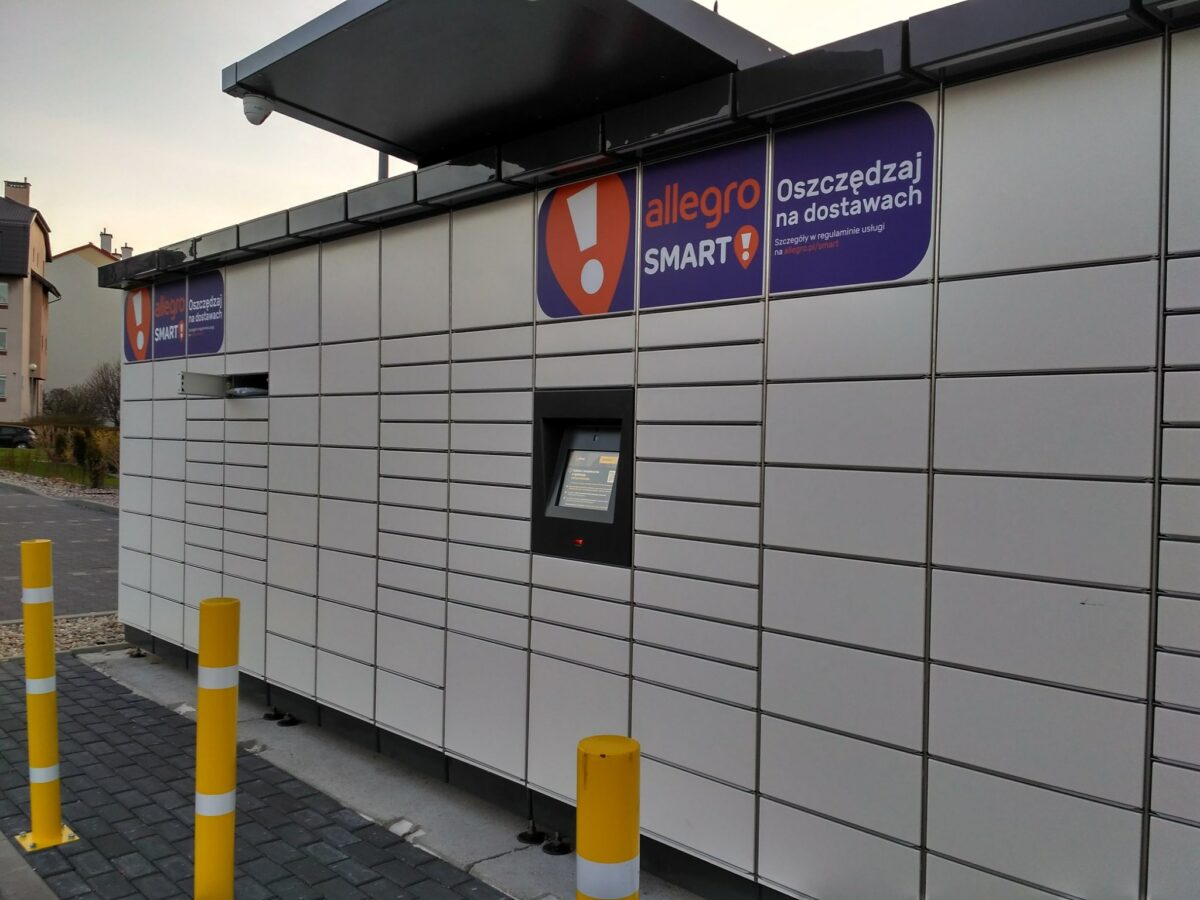 PILNY alarm na Dolnym Śląsku. Podejrzana paczka z diodą: możliwa kontrolowana detonacja Paczkomat