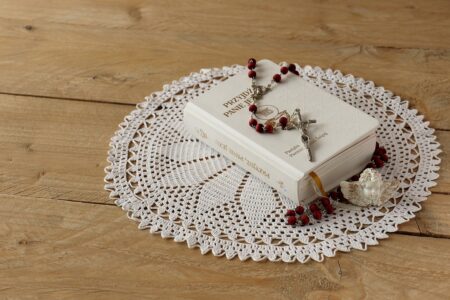 Podatek od prezentów komunijnych: Jakie są zasady i kto powinien się obawiać fiskusa? rosary 1756642 1280