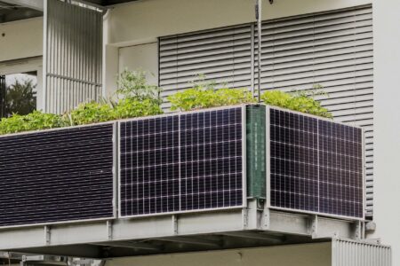 Wstawił panele fotowoltaiczne na swoim balkonie. Pokazał rachunki Fotowoltaikabalkon