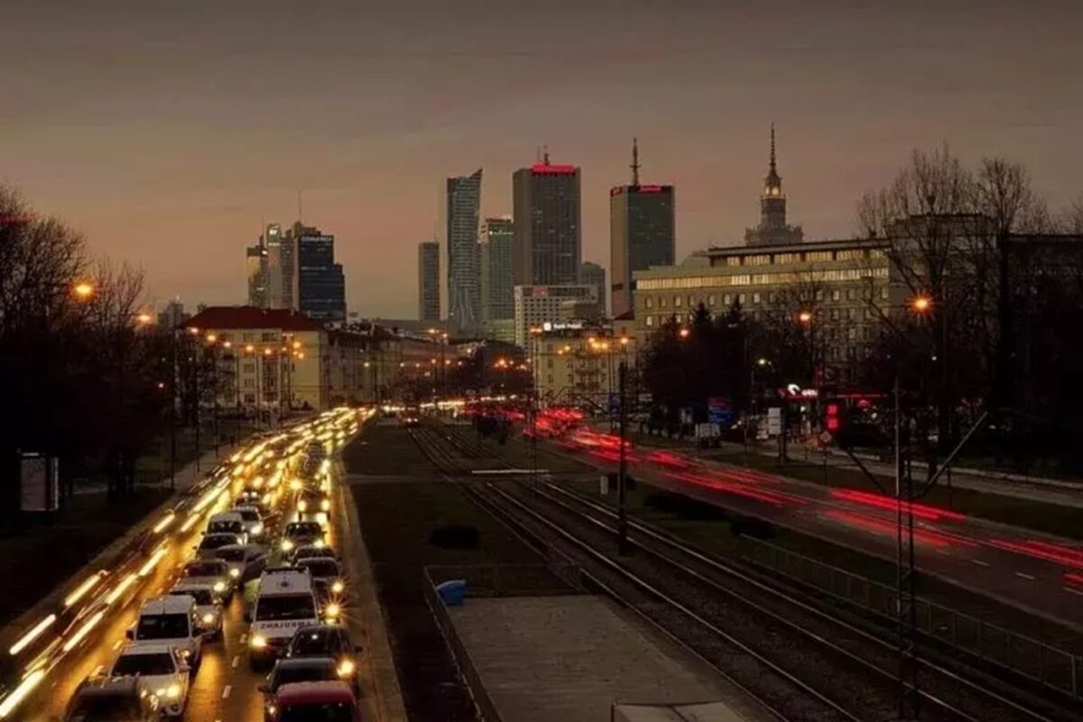 Warszawa noca ruch drogowy