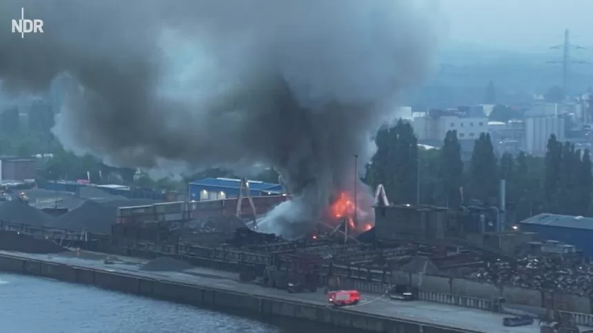 Duży pożar w Hamburgu: Toksyczna chmura dymu unosi się nad metropolią 1 image 10