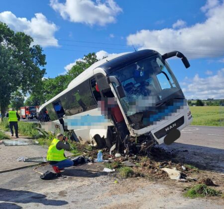Autokar wypadek