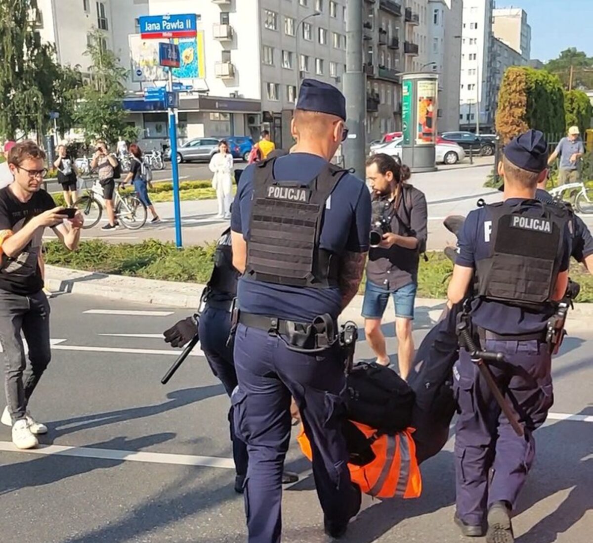 Warszawa sparaliżowana! Akcja Ostatniego Pokolenia zatrzymuje Śródmieście ostatnie pokolenie