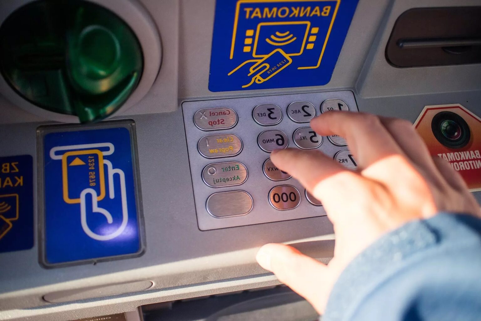 Twoje konto bankowe jest nieaktywne? Banki naliczą nową opłatę już po 3 miesiącach! Bankomat