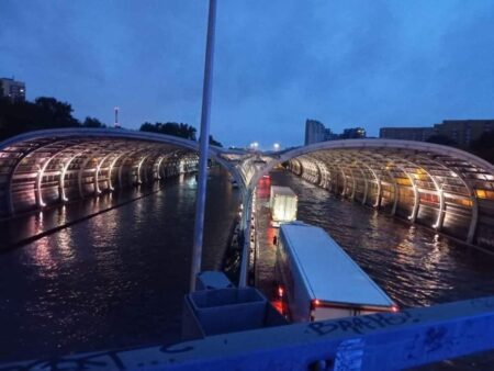 Trasa S8 zalana po nocnej ulewie. Policja ogłasza alarm. Trzaskowski zwołuje sztab kryzysowy S8 zalane