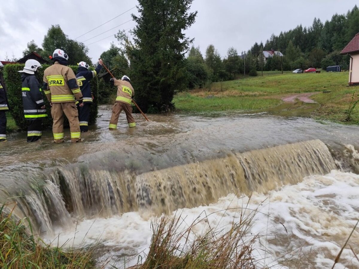 Zbiornik wodny poza kontrolą. Sytuacja jest krytyczna Cieszyn powodz