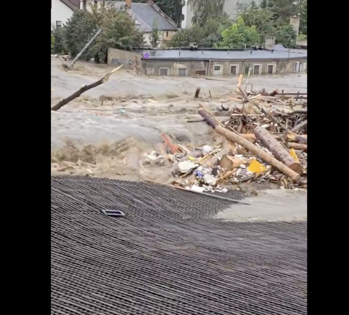 Stało się! Zawalił się most w Głuchołazach: Miasto Walczy z Powodzią GlucholazyMost