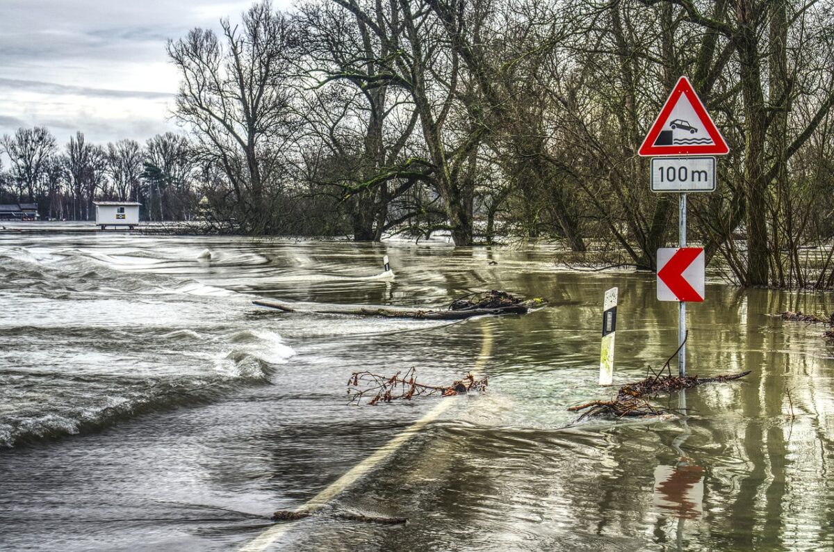 Krytyczna Sytuacja Powodziowa w Południowej Polsce: Najwyższy Stopień Alarmu i Ewakuacje flood 3067060 1280