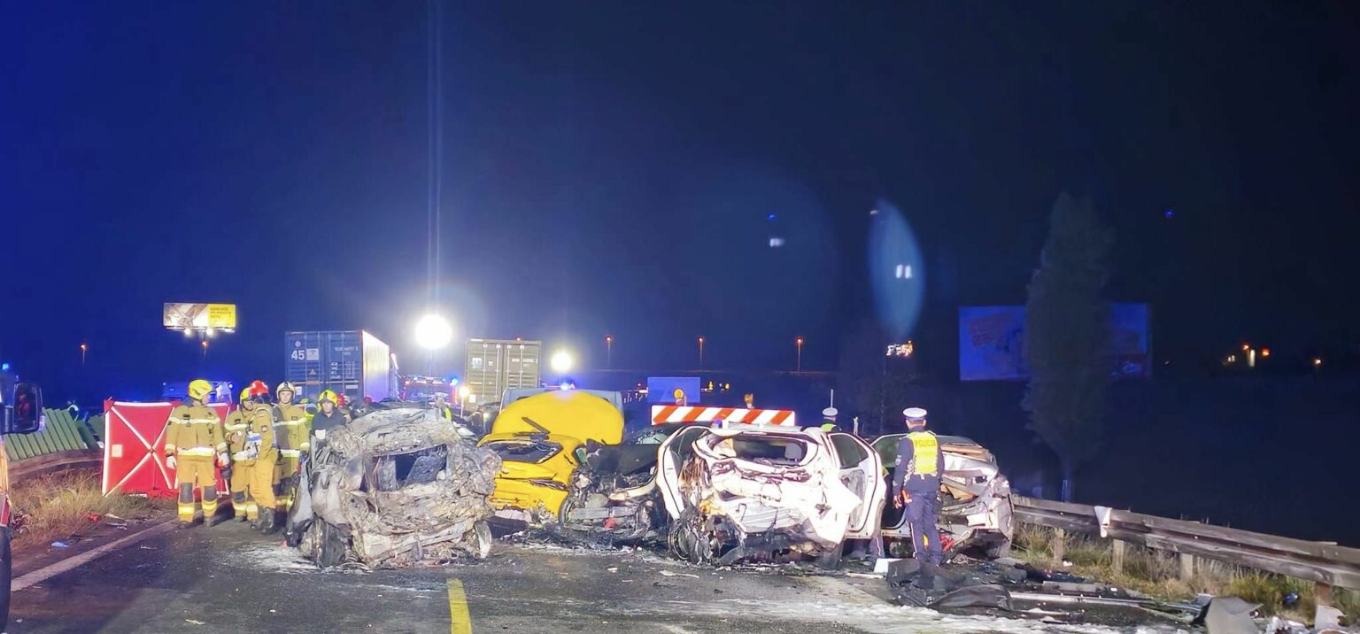 Tragiczny karambol na S7: 21 pojazdów zderzyło się, 4 osoby nie żyją, 15 rannych 463832708 970369701802495 6809511274249145148 n