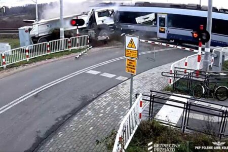 Tragiczny wypadek na przejeździe kolejowym w Nowej Suchej. Miliony złotych strat i ranni pasażerowie Nowa Sucha. Wypadek