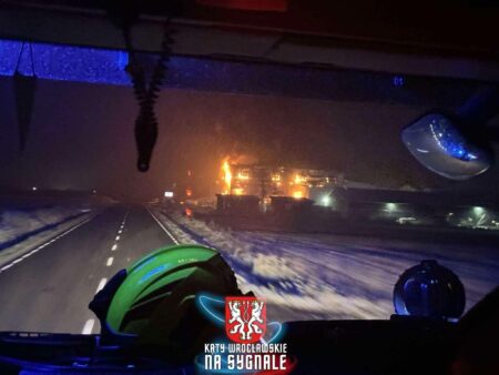 Gigantyczny pożar hali w Jordanowie Śląskim – setki strażaków walczyło z ogniem Pozar