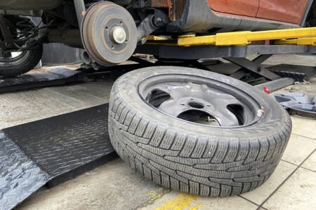 Wymiana opon w 2025 roku. Eksperci ostrzegają: te ceny zwalą z nóg kierowców. WymianaOpon31