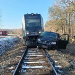 Samochód spadł na tory, uderzył w niego Intercity. Kierowca zniknął! Ważna linia kolejowa sparaliżowana. 3 Ukra bus wypadek tory