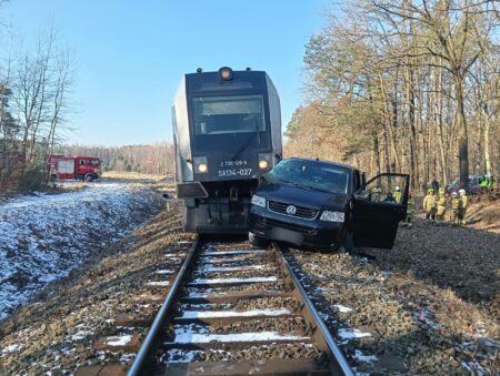 Samochód spadł na tory, uderzył w niego Intercity. Kierowca zniknął! Ważna linia kolejowa sparaliżowana. Ukra bus wypadek tory