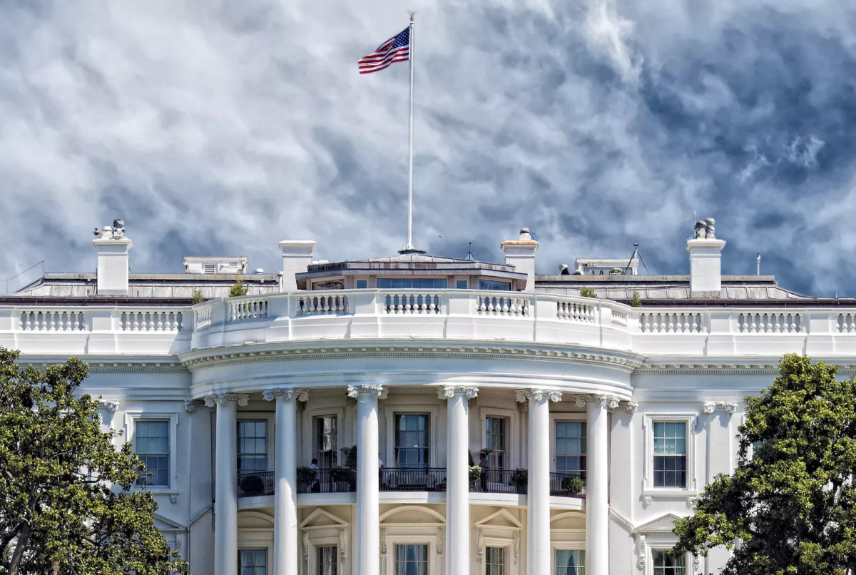 Trump: Waszyngton jest bardzo bliski zawarcia nowych umów handlowych Budynek Bialego Domu w Waszyngtonie USA