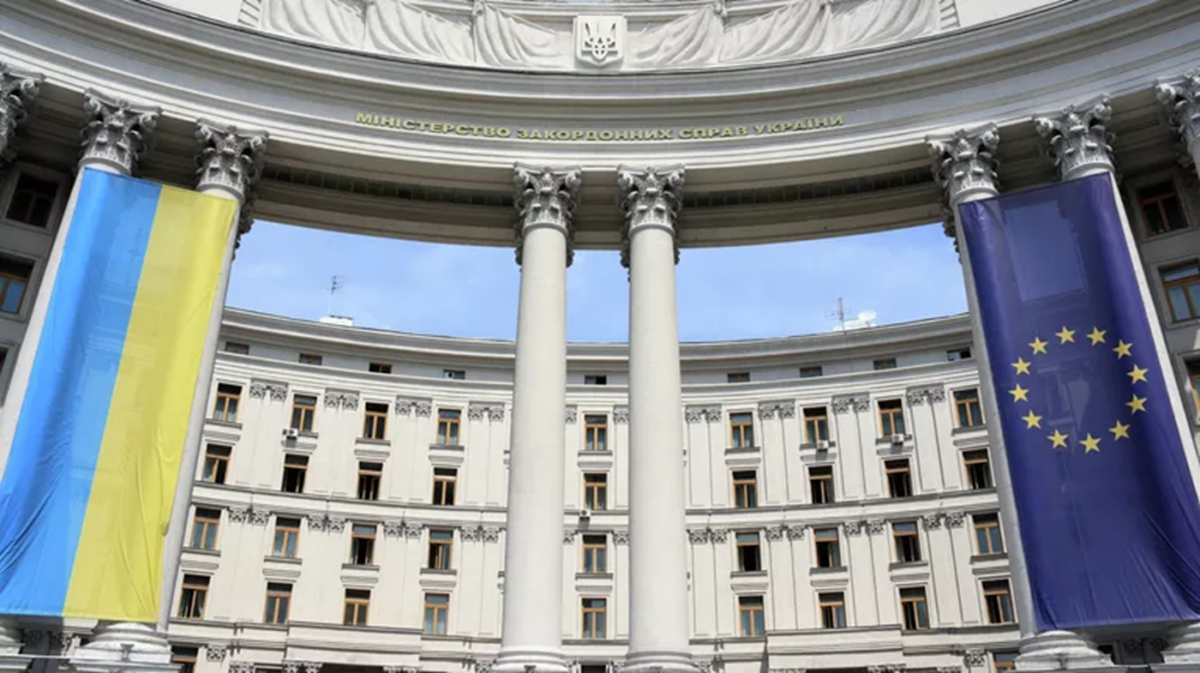 Kijów zażądał od UE ustalenia daty przystąpienia do unii Flagi Ukrainy i Unii Europejskiej Ukraina