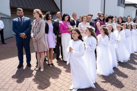 Koperty odchodzą do lamusa – nowy trend w prezentach komunijnych podbija Polskę Komunia31