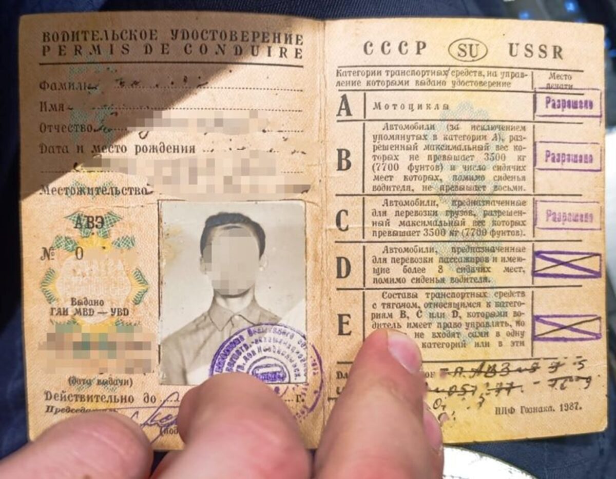 Kierowca z Ukrainy podczas kontroli drogowej pokazał policjantom prawo jazdy wydane przez ZSRR Prawo jazdy ZSRR