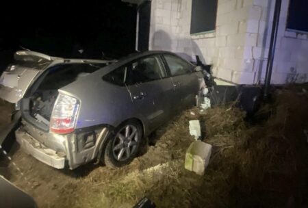 Młody kierowca z Ukrainy stracił panowanie nad autem. Toyota uderzyła w budynek Toyota ukrainiec budynek