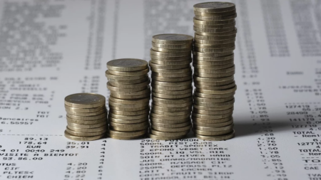 Prawo po stronie dłużników – rewolucja w ochronie konsumentów Dluznik monety