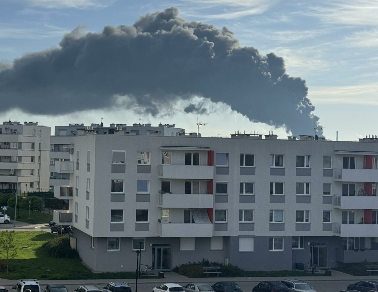 Pożar w zakładach chemicznych PCC Rokita w Brzegu Dolnym Dym