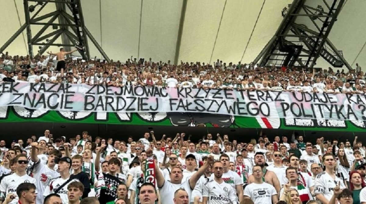 Kibice Legii Warszawa ostro o Trzaskowskim: „Rafałek kazał zdejmować krzyże, teraz udaje katolika” Legia kibiec Trzaskowski